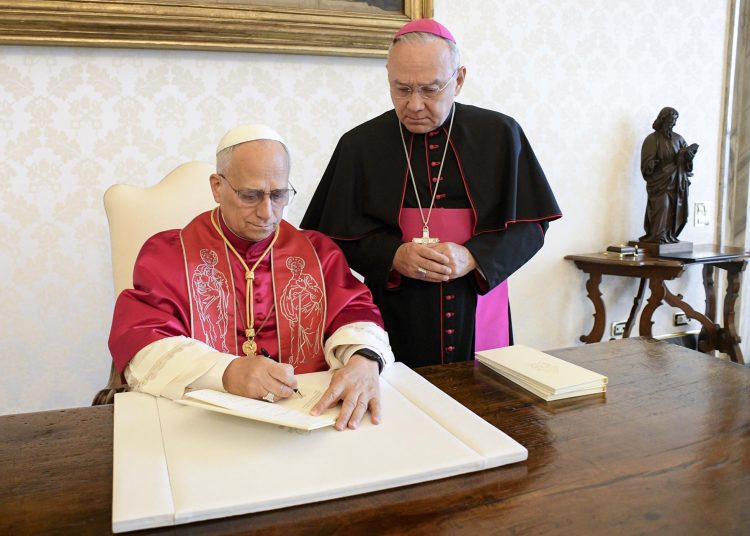 León XIV pide «destruir las estructuras de injusticia» y pobreza en su primera exhortación