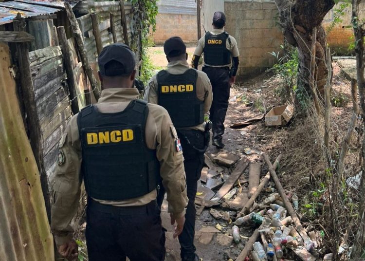 Arrestan a dos hombres y ocupan siete paquete presumiblemente de cocaína