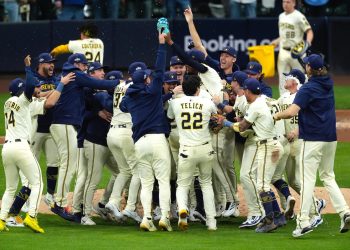 Cerveceros avanzan a la Serie de Campeonato tras vencer a los Cachorros con trío de jonrones solitarios