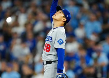 Yamamoto firma un juego completo monumental y se une a los grandes de la postemporada