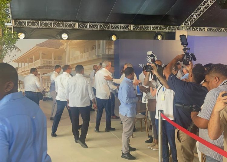 Presidente llega al acto de inicio de construcción del Hotel Meliá Punta Bergantín en Puerto Plata