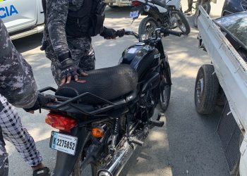 Policía recupera motocicletas robadas, ocupa máquina tragamonedas y detiene varios en Los Guaricanos, SDN