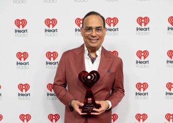 Gilberto Santa Rosa recibe el premio iHeartRadio Corazón Latino en Miami