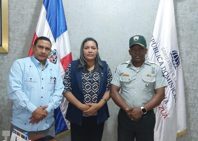 Gobernadora de Azua y nuevo comandante de la DIGESETT refuerzan compromiso con la seguridad vial