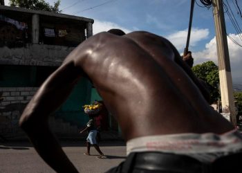 Un haitiano resulta herido al caer de una segunda planta en medio de operativo migratorio
