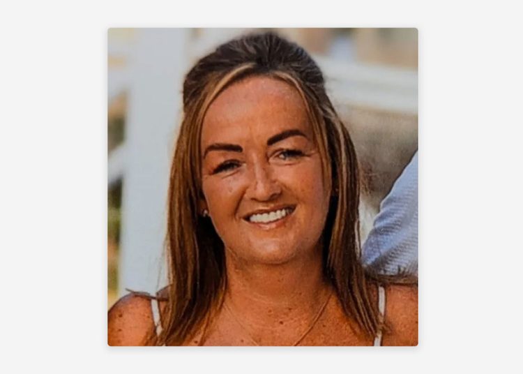 Una mujer muere electrocutada mientras cargaba el teléfono en el baño