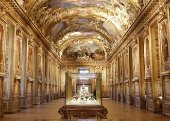 ¿Cuánto cuestan las joyas imperiales robadas en del Museo de Louvre?