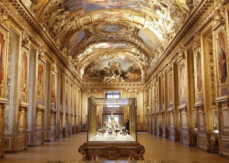 ¿Cuánto cuestan las joyas imperiales robadas en del Museo de Louvre?