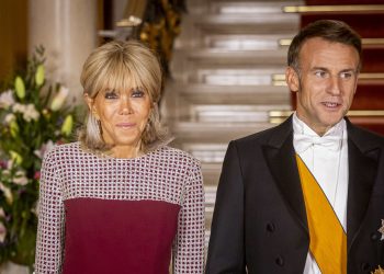 Diez personas serán juzgadas por ciberacoso a la esposa de Macron