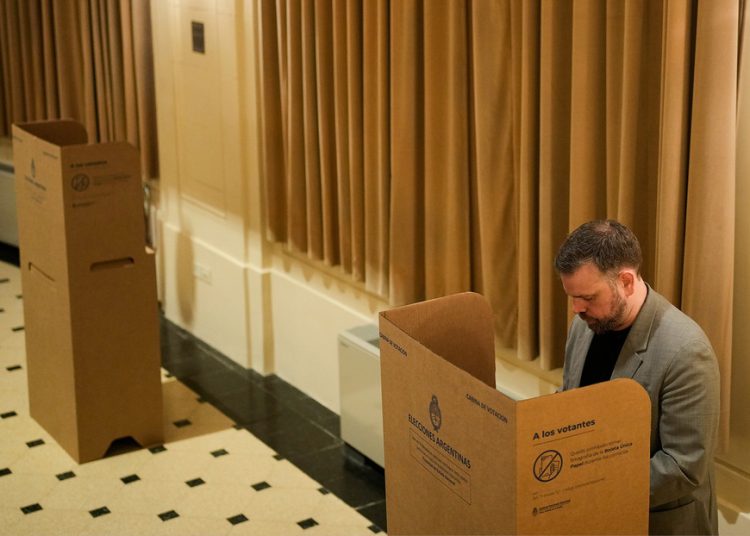 Cierran las urnas tras las elecciones legislativas en Argentina