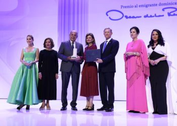 Augusto Taveras recibe el Premio al Emigrante Dominicano Sr. Oscar de la Renta