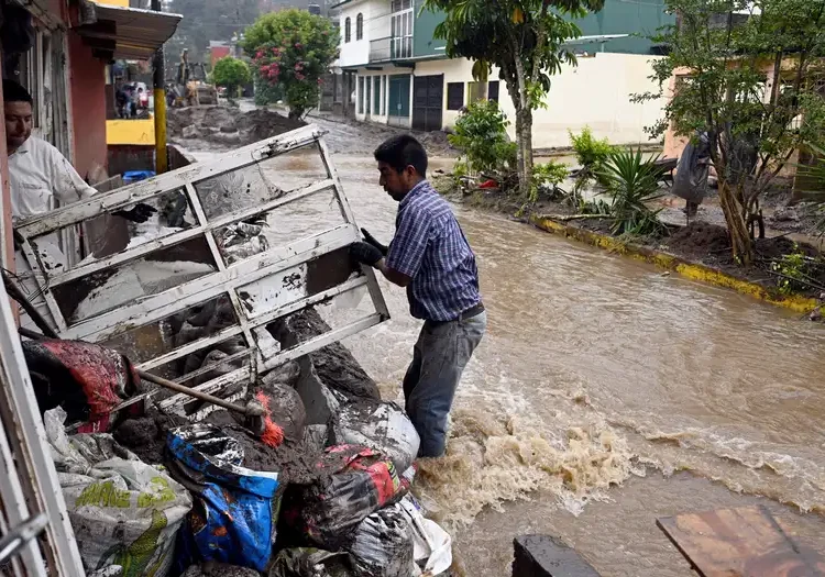 Lluvias torrenciales en México dejan al menos 64 muertos y 65 desaparecidos