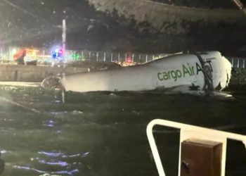 Dos trabajadores mueren tras accidente de un avión de carga en el aeropuerto de Hong Kong