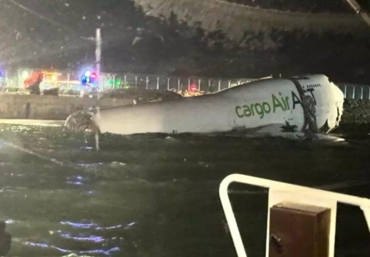 Dos trabajadores mueren tras accidente de un avión de carga en el aeropuerto de Hong Kong