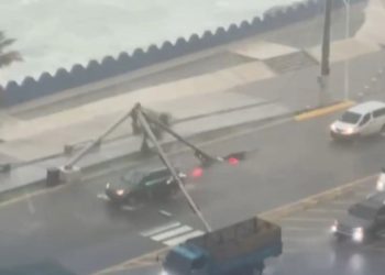 Huracán Melissa provoca caída de semáforo en la avenida 30 de Mayo, Santo Domingo