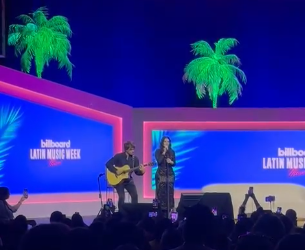 ¡Emotivo! Laura Pausini interpretó “Turista” de Bad Bunny junto a su esposo en la Semana de Billboard