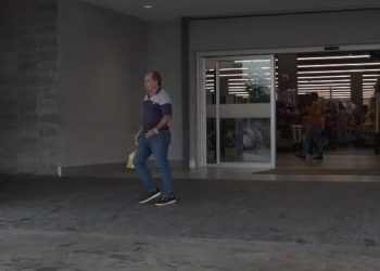 Poca afluencia en supermercados ante el paso de la tormenta Melissa