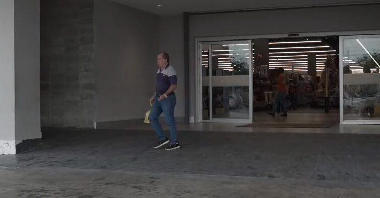 Poca afluencia en supermercados ante el paso de la tormenta Melissa