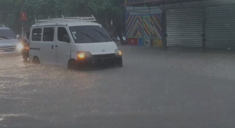 Caos en la Avenida Monumental por inundaciones provocadas por tormenta Melissa