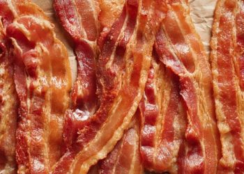 Científicos piden prohibir tocino y jamón de supermercado por vínculo con más de 50.000 casos de cáncer