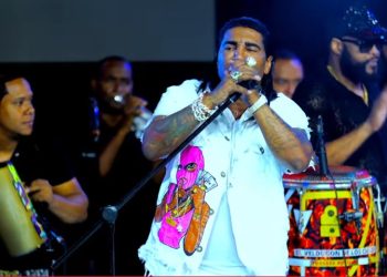 Omega pone a bailar a todos en la Casa de Alofoke