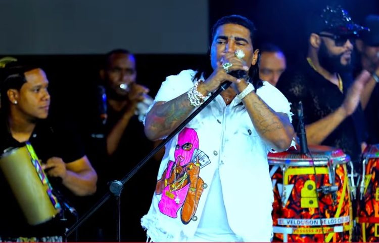 Omega pone a bailar a todos en la Casa de Alofoke