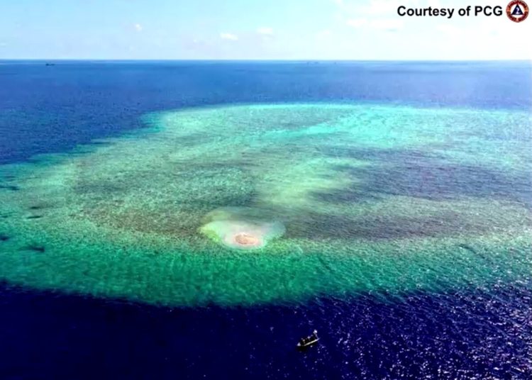 China instala una nueva barrera flotante en un arrecife disputado con Filipinas