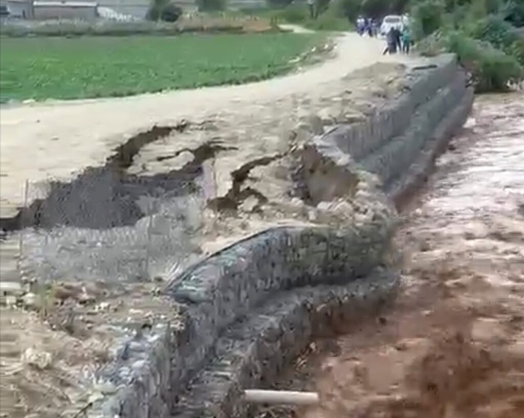 Colapsa gavión en Tireo tras fuertes lluvias