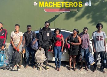 Ejército detiene a 19 migrantes haitianos en un vehículo y dos motocicletas en Valverde