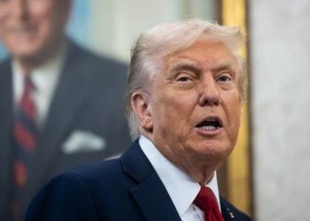 Trump acumula múltiples demandas millonarias por detener a ciudadanos en las redadas