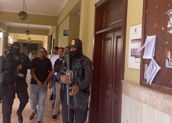 Jueza aplaza por segunda vez audiencia de coerción contra 11 policías acusados de matar a cinco hombres en La Barranquita