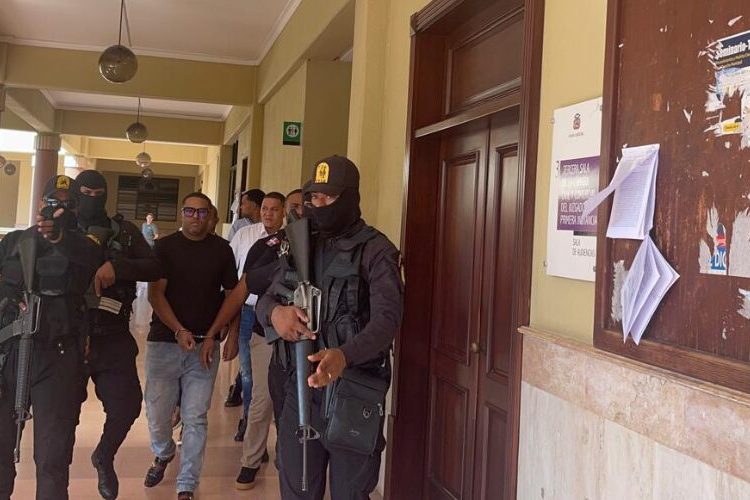 Jueza aplaza por segunda vez audiencia de coerción contra 11 policías acusados de matar a cinco hombres en La Barranquita