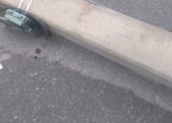 Un poste del tendido eléctrico colapsa en el sector Acapulco Azua