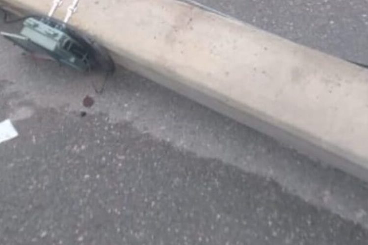 Un poste del tendido eléctrico colapsa en el sector Acapulco Azua