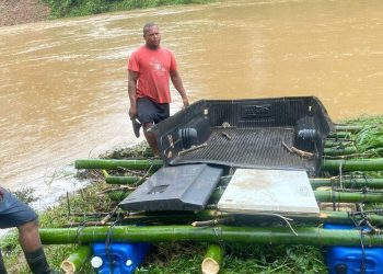 Improvisan medio de transporte tras colapso de puente que une a Yamasá con Don Juan