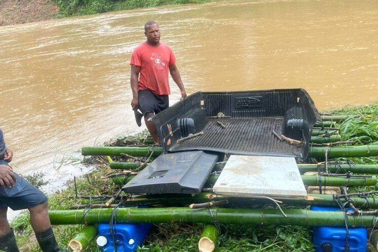 Improvisan medio de transporte tras colapso de puente que une a Yamasá con Don Juan