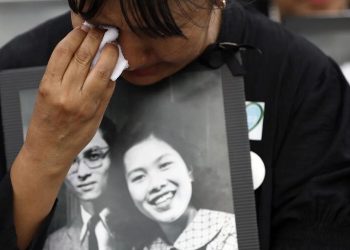 Miles de tailandeses asisten en Bangkok al cortejo fúnebre de Sirikit, la reina madre de Tailandia