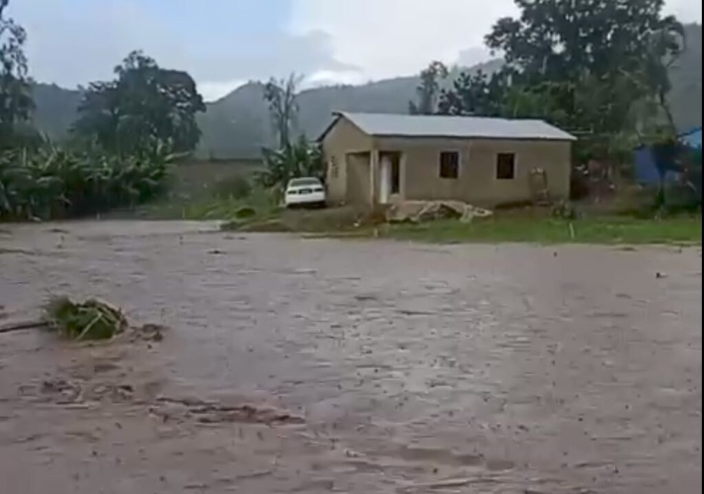 Desbordamiento de cañada provoca daños en el Distrito Municipal de La Sabina, Constanza