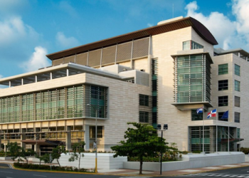 Ministerio Público centra investigación del quíntuple homicidio en armas de policías en Santiago