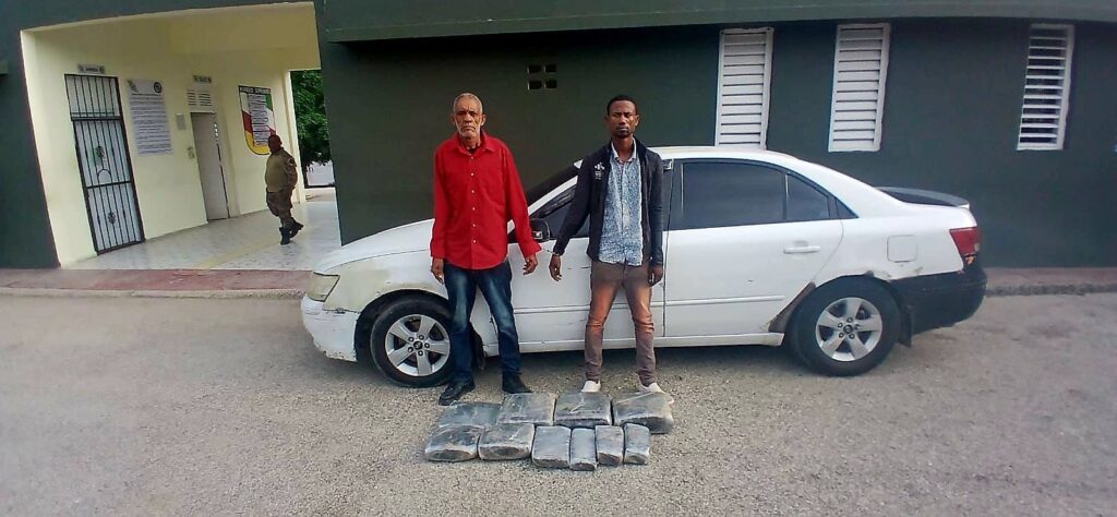 Ejército apresa a tres personas con presunta marihuana oculta en vehículo en San Juan de la Maguana - Noticias de hoy en República Dominicana | De Último Minuto