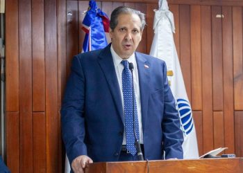 El ministro de Salud, Víctor Atallah, celebra la llegada de su primer nieto con un emotivo mensaje