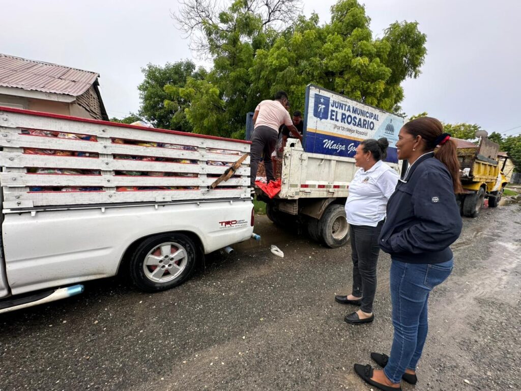 Gobernadora brinda asistencia alimentaria a familias afectadas por la tormenta Melissa
