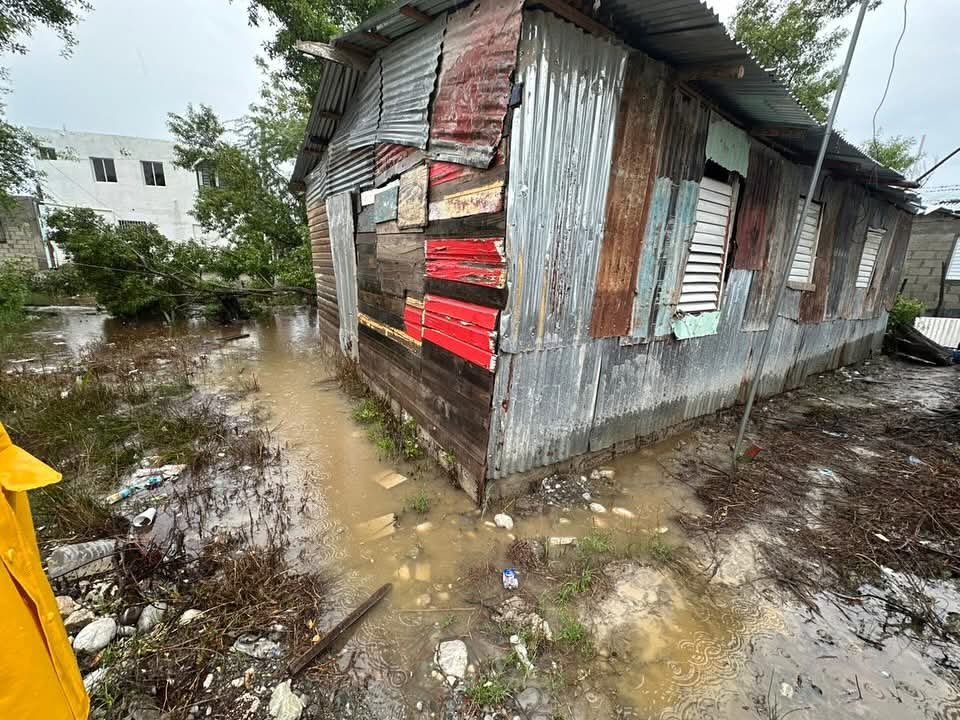 Gobernadora de Azua supervisa daños y entrega asistencia en comunidad afectada por tormenta Melissa