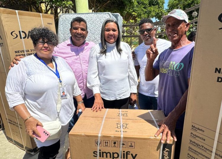 Gobernación de Azua entrega ayuda a familias afectadas por vaguada en Los Negros