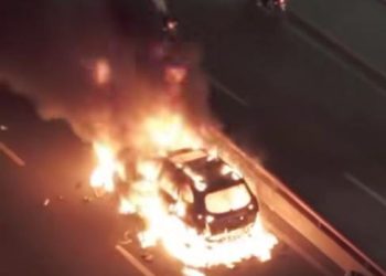 Vehículo se incendia en el elevado de la Kennedy con Abraham Lincoln en Santo Domingo