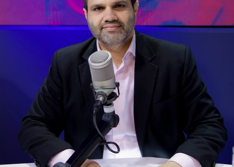 Economista, miembro del PLD contradice afirmaciones de Abinader de que mayoría de préstamos fue para pagar deudas viejas