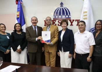 MESCyT entrega 50 becas a estudiantes del Instituto Global de Altos Estudios en Ciencias Sociales