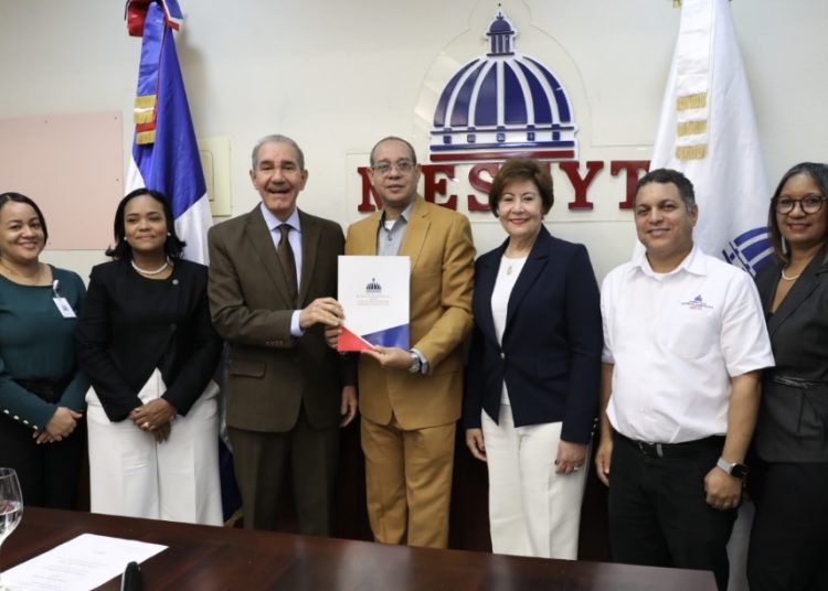 MESCyT entrega 50 becas a estudiantes del Instituto Global de Altos Estudios en Ciencias Sociales