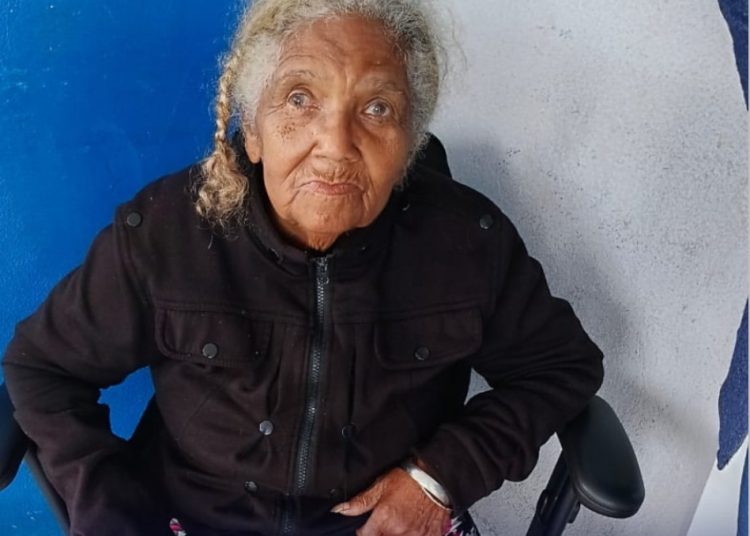 Solicitan ayuda para localizar familiares de adulta mayor en estado de desorientación