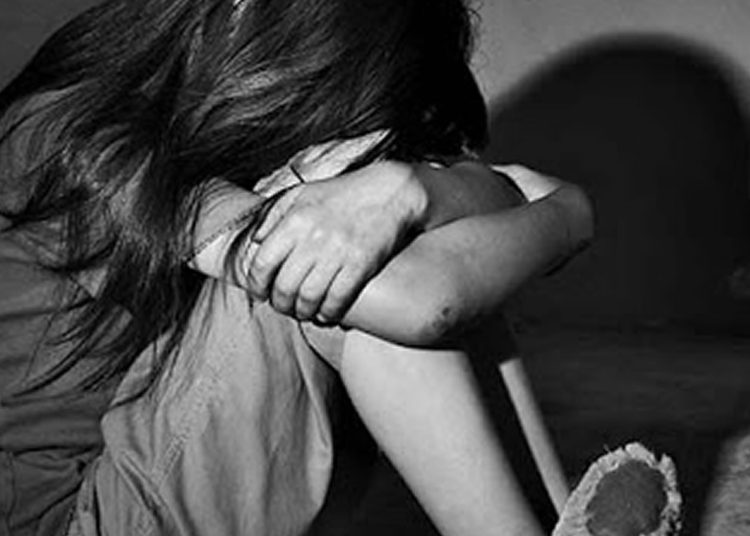 Madre denuncia que compañera de escuela orquestó abuso grupal contra su hija menor; autoridades no han actuado